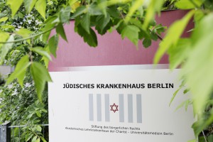 Schild Jüdisches Krankenhaus Berlin
