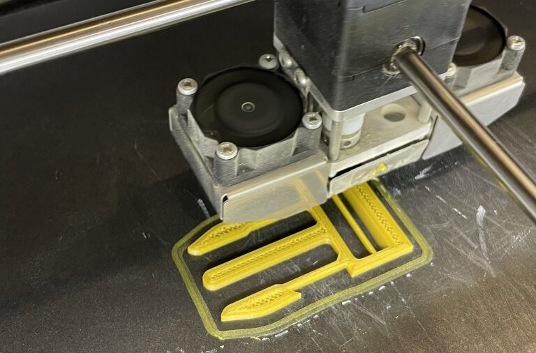 3D-Drucker druckt Ersatzteil